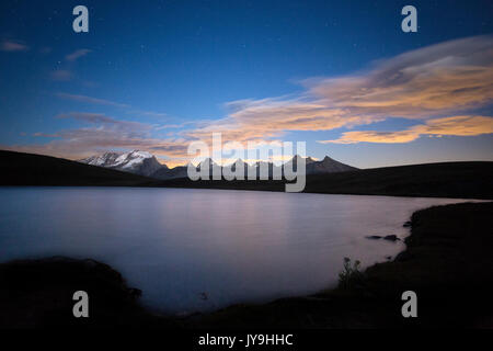 Coucher du soleil sur le lac rosset à une altitude de 2709 mètres. Gran Paradiso national park Banque D'Images