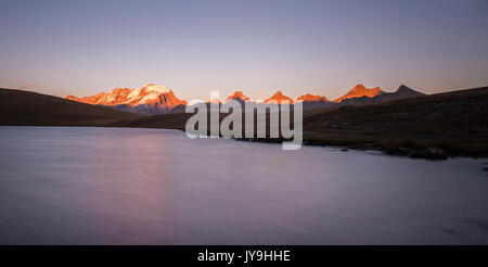 Coucher du soleil sur le lac rosset à une altitude de 2709 mètres. Parc national du Gran Paradiso, italie Banque D'Images