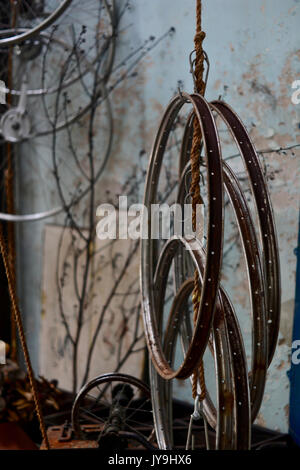 Accrocher les roues de bicyclette en acier avec corde et tins background Banque D'Images