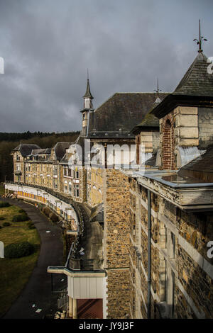 Cette vidéo étrange montrant deux explorateurs urbains l'extraction d'un sanatorium abandonné énorme est assez pour envoyer des frissons dans le dos. Vidéo montre deux 23- Banque D'Images