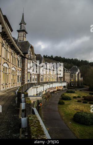 Cette vidéo étrange montrant deux explorateurs urbains l'extraction d'un sanatorium abandonné énorme est assez pour envoyer des frissons dans le dos. Vidéo montre deux 23- Banque D'Images