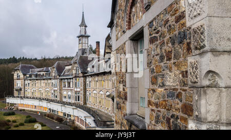 Cette vidéo étrange montrant deux explorateurs urbains l'extraction d'un sanatorium abandonné énorme est assez pour envoyer des frissons dans le dos. Vidéo montre deux 23- Banque D'Images