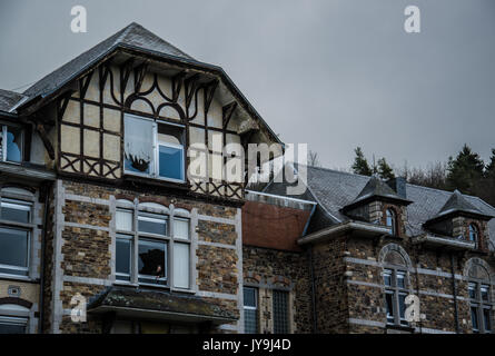 Cette vidéo étrange montrant deux explorateurs urbains l'extraction d'un sanatorium abandonné énorme est assez pour envoyer des frissons dans le dos. Vidéo montre deux 23- Banque D'Images