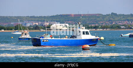 Les bateaux de plaisance et les yachts dans le port de Langstone sur une belle journée d'été. Banque D'Images