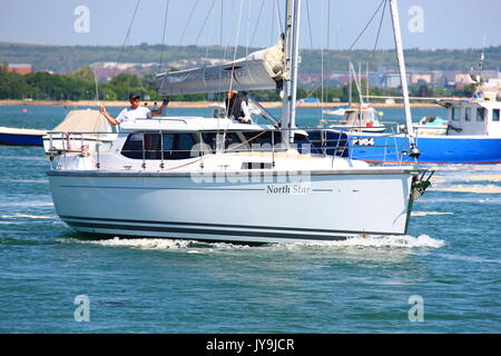 Les bateaux de plaisance et les yachts dans le port de Langstone sur une belle journée d'été. Banque D'Images