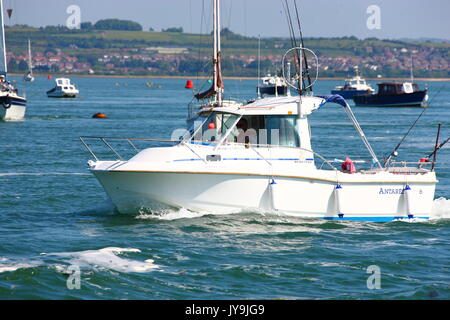 Les bateaux de plaisance et les yachts dans le port de Langstone sur une belle journée d'été. Banque D'Images