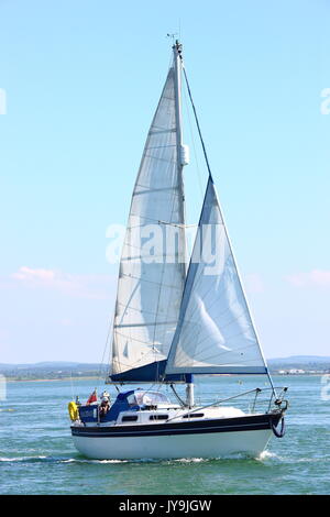 Les bateaux de plaisance et les yachts dans le port de Langstone sur une belle journée d'été. Banque D'Images