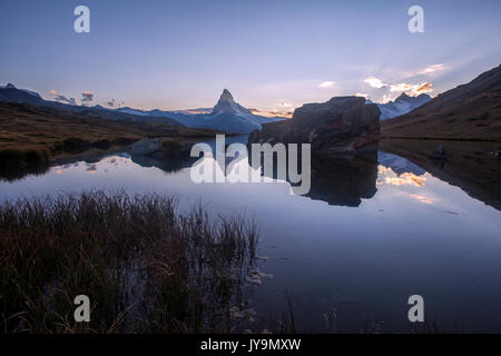 Le Cervin reflète dans Stellisee au coucher du soleil. Zermatt Canton du Valais Alpes Pennines Suisse Europe Banque D'Images