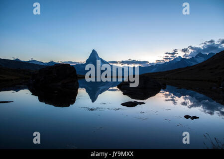 Le Cervin reflète dans Stellisee au coucher du soleil. Zermatt Canton du Valais Alpes Pennines Suisse Europe Banque D'Images