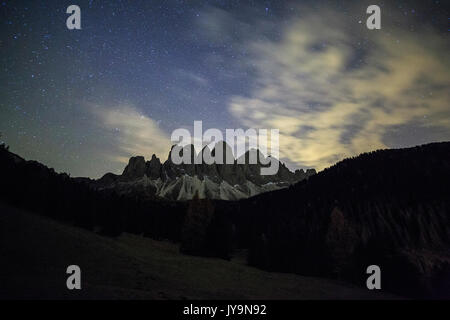 Nuit étoilée sur l'Odle vu de Malga Zannes. Funes Dolomites Tyrol du Sud Vallée Italie Europe Banque D'Images