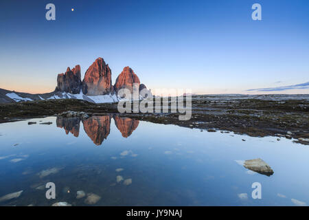 L'aube éclaire les Trois Cimes de Lavaredo reflète dans le lac. Dolomites de Sesto Trentin-Haut-Adige Italie Europe Banque D'Images