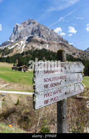 Les enseignes, pour les touristes et randonneurs à Passo delle Erbe. Sass de Putia. Dolomites Tyrol du Sud Puez Odle Italie Europe Banque D'Images