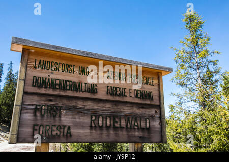 Les enseignes, pour les touristes et randonneurs à Passo delle Erbe. Sass de Putia. Dolomites Tyrol du Sud Puez Odle Italie Europe Banque D'Images