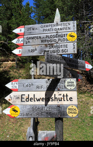 Les enseignes, pour les randonneurs à Passo delle Erbe. Sass de Putia. Dolomites Tyrol du Sud Puez Odle Italie Europe Banque D'Images