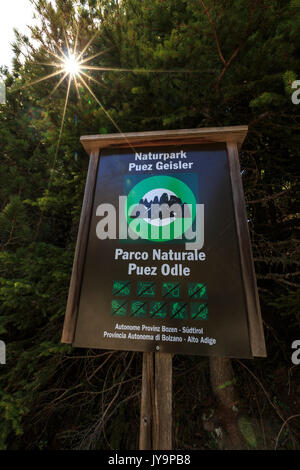 Les enseignes, pour les touristes et randonneurs à Passo delle Erbe. Sass de Putia. Dolomites Tyrol du Sud Puez Odle Italie Europe Banque D'Images