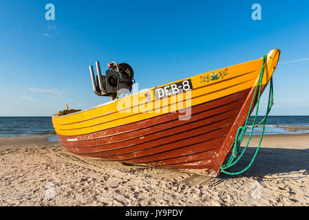 DEBKI, POLOGNE, LE 15 AOÛT 2017 : bateau de pêche traditionnel sur la plage de sable de Debki village, mer Baltique, la Pologne. Banque D'Images