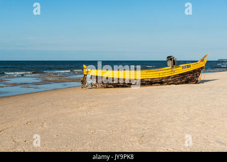 DEBKI, POLOGNE, LE 15 AOÛT 2017 : bateau de pêche traditionnel sur la plage de sable de Debki village, mer Baltique, la Pologne. Banque D'Images