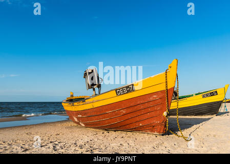DEBKI, POLOGNE, LE 15 AOÛT 2017 : bateaux de pêche colorés sur la plage de sable de Debki village, mer Baltique, la Pologne. Banque D'Images