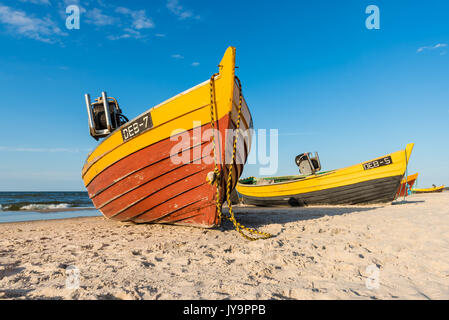 DEBKI, POLOGNE, LE 15 AOÛT 2017 : bateaux de pêche colorés sur la plage de sable de Debki village, mer Baltique, la Pologne. Banque D'Images