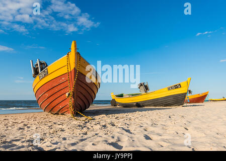 DEBKI, POLOGNE, LE 15 AOÛT 2017 : bateaux de pêche colorés sur la plage de sable de Debki village, mer Baltique, la Pologne. Banque D'Images