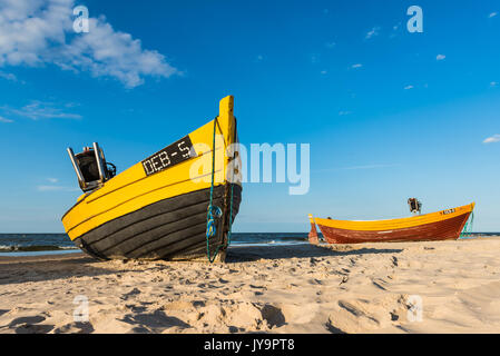 DEBKI, POLOGNE, LE 15 AOÛT 2017 : bateaux de pêche colorés sur la plage de sable de Debki village, mer Baltique, la Pologne. Banque D'Images