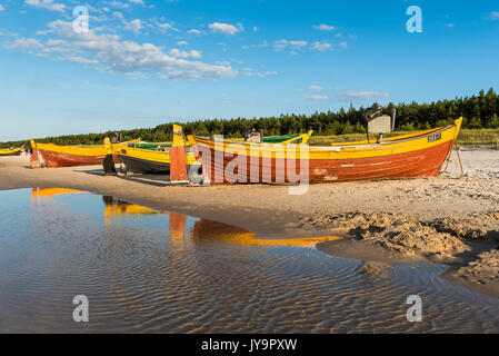 DEBKI, POLOGNE, LE 15 AOÛT 2017 : bateaux de pêche colorés sur la plage de sable de Debki village, mer Baltique, la Pologne. Banque D'Images