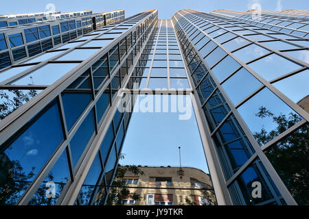 ZAGREB, CROATIE - le 14 juillet 2017. Fenêtres en verre bleu d'un immeuble moderne à Zagreb, Croatie. L'hôtel Dubrovnik. Banque D'Images