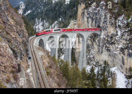 Bernina Express passe par Viadukt de Landwasser et Snowy Woods Filisur Canton des Grisons Suisse Europe Banque D'Images