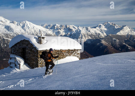 Randonneur en raquettes avec marche en arrière-plan le Mont Disgrazia Olano Gerola Alpes Rhétiques Vallée Valtellina Lombardie Italie Europe Banque D'Images