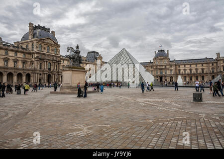 Le palais du Louvre et du Musée avec sa pyramide Paris France Europe Banque D'Images