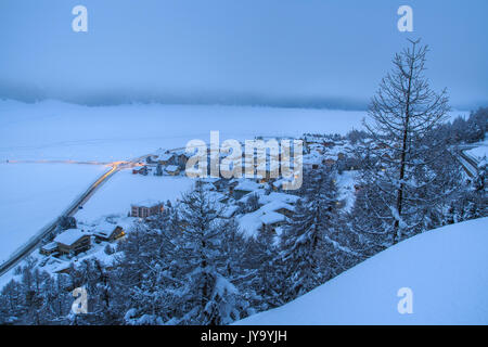 Les fortes chutes de neige couvertes de bois et de villages Maloja Canton des Grisons Engadine Suisse Europe Banque D'Images