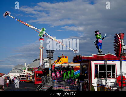 AJAXNETPHOTO. Août, 2017. WORTHING, Angleterre. - Le FRONT DE MER DE LA FÊTE SUR LA PROMENADE PRÈS DE L'embarcadère. PHOTO:JONATHAN EASTLAND/AJAX REF:GX171608 256 Banque D'Images