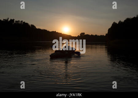 Pagayer sur coucher de soleil sur la rivière Drava Banque D'Images