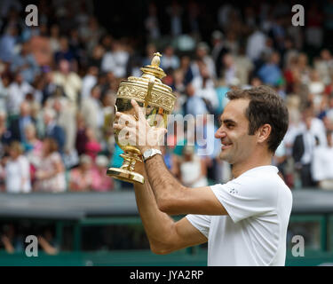 Roger Federer holding trophy après avoir remporté le match final du tournoi de tennis de Wimbledon 2017, Londres Banque D'Images