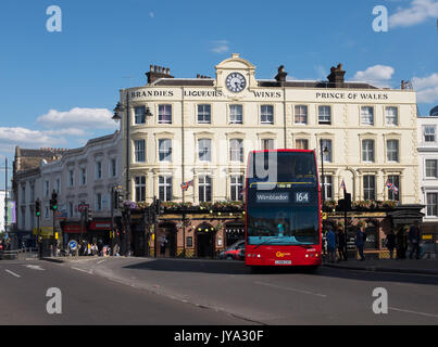 Double decker bus en face de l'île Prince of Wales Pub, Wimbledon, Londres, Grande-Bretagne, Royaume-Uni. Banque D'Images