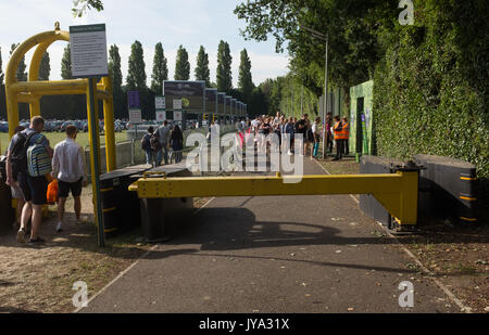 Tennis fans debout en file d'attente avec le tournoi de Wimbledon 2017, Londres, Angleterre, Royaume-Uni. Banque D'Images