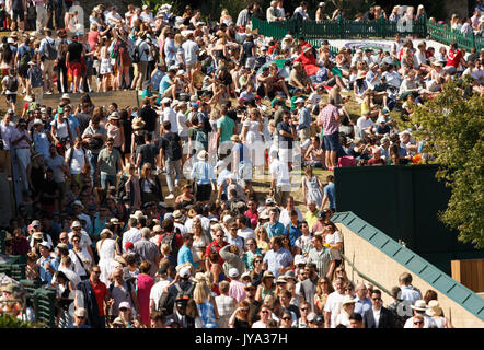 Foule de spectateurs aux championnats de tennis de Wimbledon 2017, Londres, Angleterre, Royaume-Uni. Banque D'Images