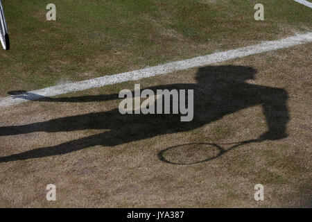 Ombre de joueur de tennis sur gazon sec usé à Wimbledon 2017, Londres, Angleterre, Royaume-Uni. Banque D'Images