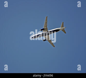 JetBlue avion survolant Union City, Californie, Banque D'Images