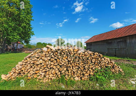 Un tas de bois de chauffage sous le ciel bleu, pour l'achat d'hiver lourds Banque D'Images