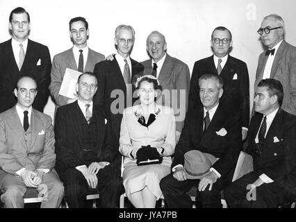 Animateur de télévision américain Lynn Poole est debout à côté de plusieurs hommes, en face d'eux des gens assis dans des chaises, une femme est assise au fauteuil, 1955. Banque D'Images