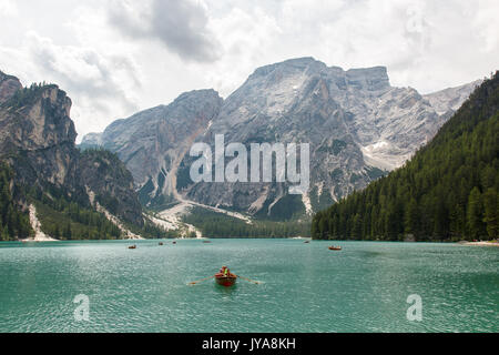 Lago di braies ou Pragser Wildsee Lake dans le Tyrol du Sud Italie Banque D'Images