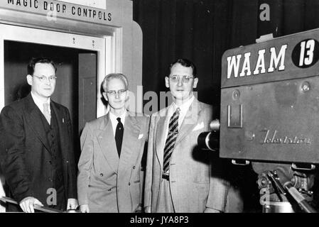 Animateur de télévision américain Lynn Poole (centre) sur l'ensemble de l'université Johns Hopkins le programme d'examen de la télévision vous tlanda avec joe et chas Nichols, avec contrôles porte magique inscrivez-vous dans l'arrière-plan, octobre, 1952. Banque D'Images
