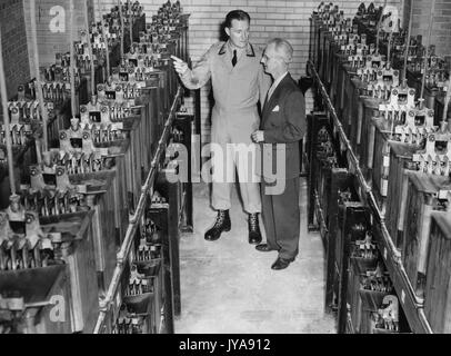 Animateur de télévision américain Lynn Poole et invité sur le plateau de l'université Johns Hopkins science review programme de télévision, l'inspection de l'équipement de commutation électriques industriels, 1951. Banque D'Images