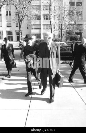 Dwight D. Eisenhower (centre droit), président des États-Unis, se tenant debout à l'extérieur et faisant signe à son droit, 1965. Banque D'Images