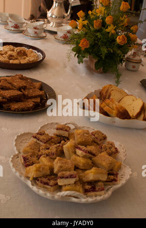 Platesfull de cookies faits maison sont définis pour un thé l'après-midi. Banque D'Images