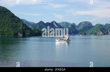 Voir d'îles vertes dans la baie de Halong à jour à distance avec des bateaux sur l'eau, UNESCO World Heritage site, Vietnam, Asie du sud-est. Banque D'Images