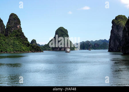 Voir d'îles vertes dans la baie de Halong à jour à distance avec des bateaux sur l'eau, UNESCO World Heritage Site, Vietnam, Asie du sud-est. Banque D'Images