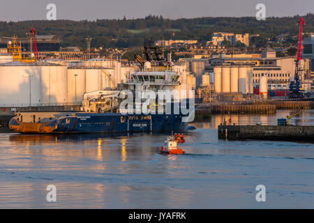 Le port d'Aberdeen, Écosse, Royaume-Uni, 16 août 2017. Le port d'Aberdeen et de la ville à l'aube avec le navire d'huile Challenger Siem arrivé à port. Banque D'Images