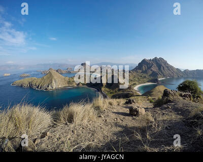 Padar Island avec vue panoramique sur la haute de trois belles plages de sable blanc entourée d'un vaste océan et une partie de parc national de Komodo, Flores en Indon Banque D'Images